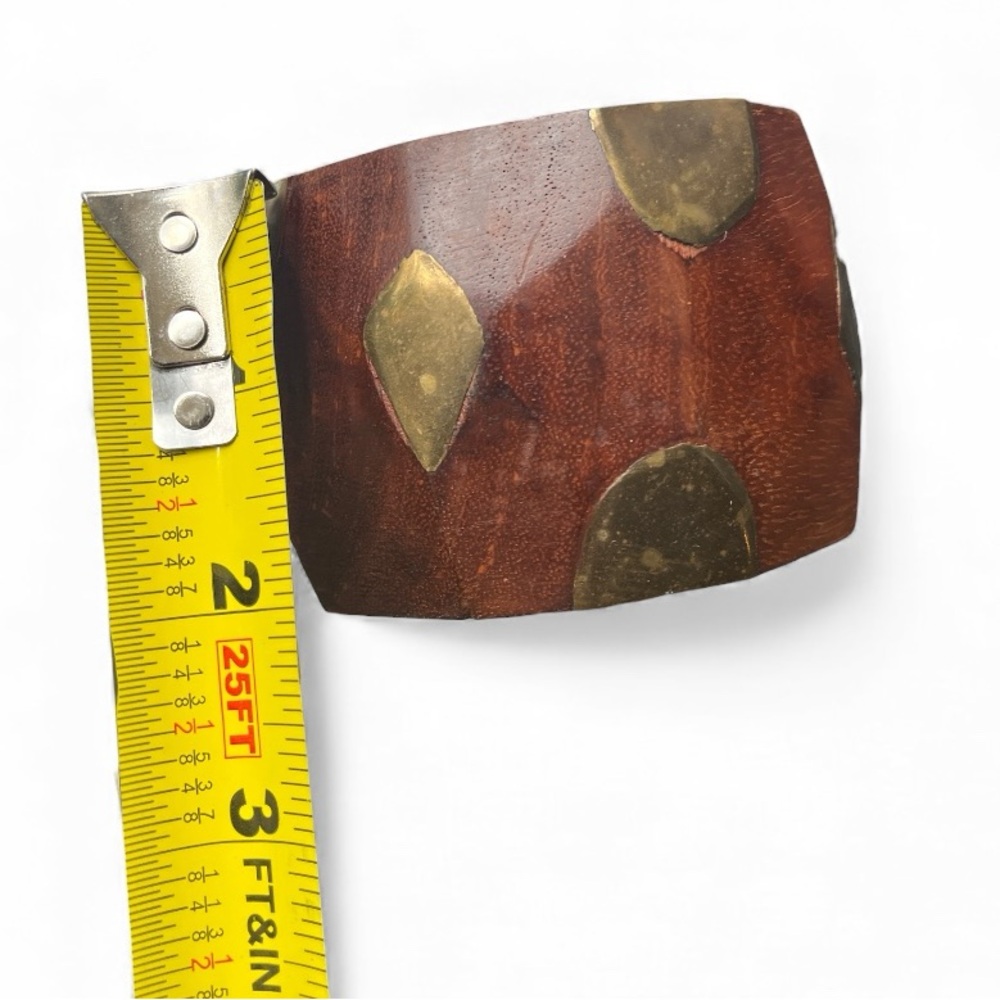 Vintage faceted chunky wood bangle bracelet with abstract brass inlay design - Picture 4 of 7